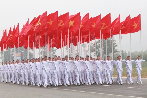 Defense minister checks on military training for 50th anniversary of national reunification
